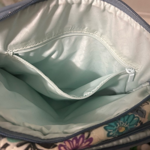 Vera Bradley Crossbody NEEDS TO BE WASHED - Picture 12 of 16